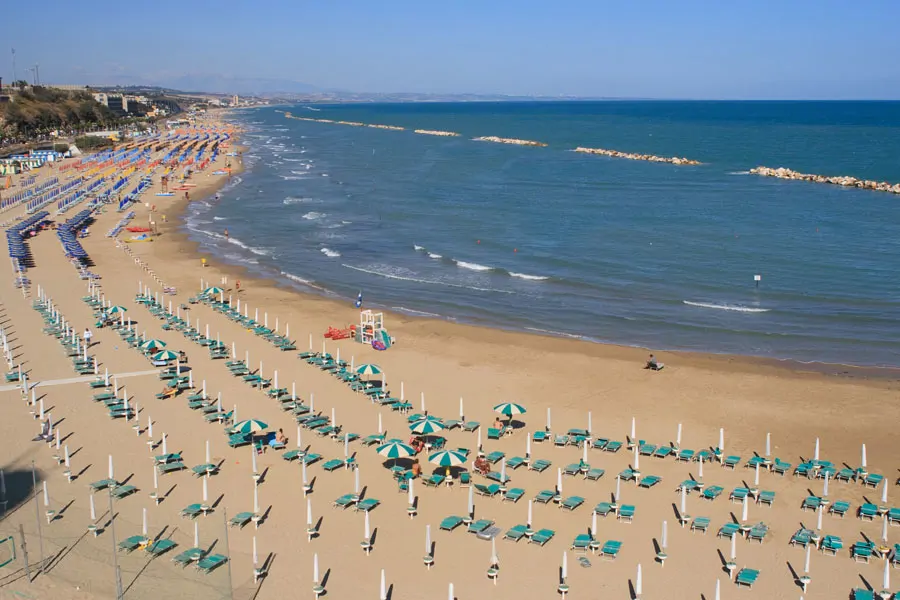 La spiaggia di Termoli, con i frangiflutti e gli stabilimenti